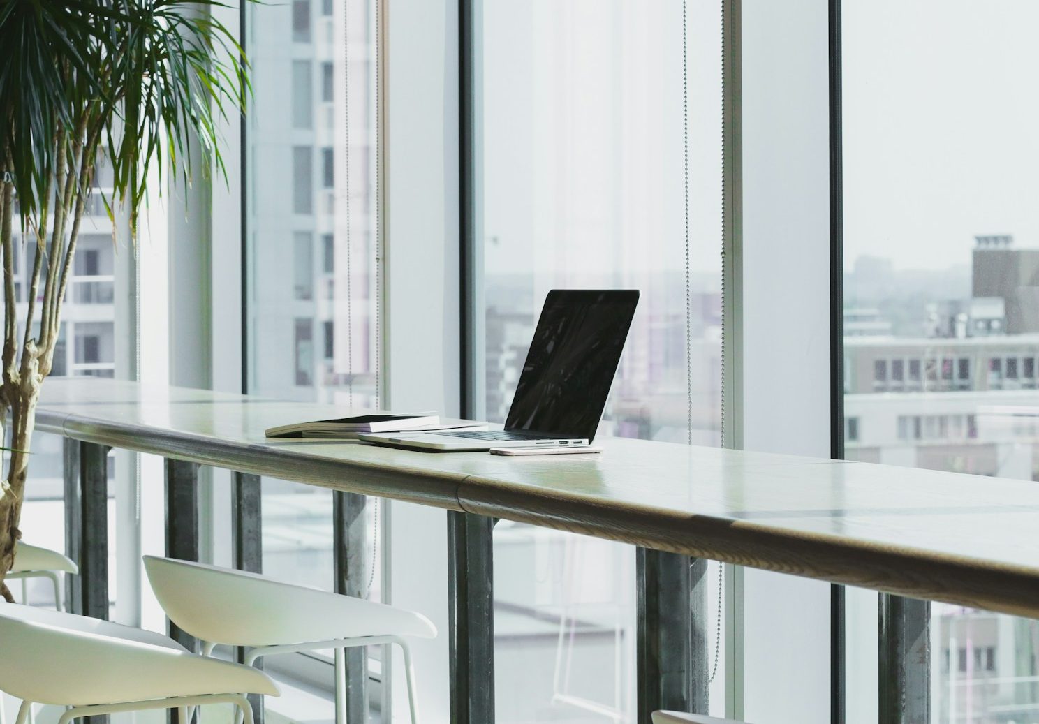 Hintergrundbild: Laptop und Schreibtisch Ligovi Unternehmensberatung Heildelberg